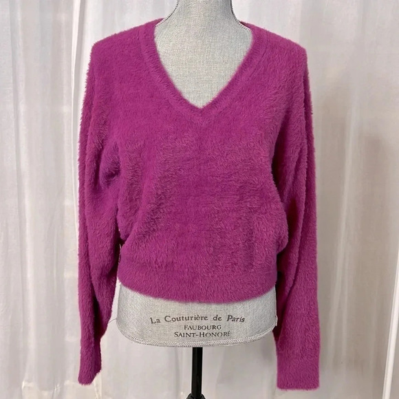 SPLENDID Fuzzy V-Neck Pullover Sweater, Size M - Picture 1 of 7
